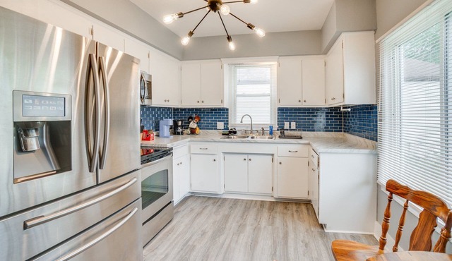 3-bedroom house in pleasant Milwaukee with WiFi, AC