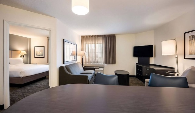 3 Family-friendly Units w/Fully-equipped Kitchens! A short drive to Detroit Zoo