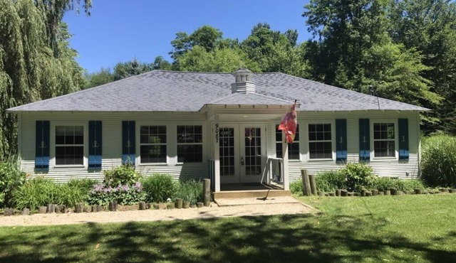 (3 Nt Min!) LAKESIDE HOME CLOSE TO ASSOCIATION BEACH & PRIVATE HOT TUB!