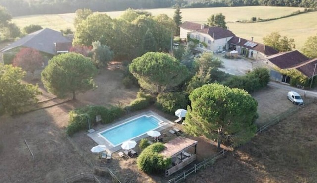 30-square-meter studio, 2 beds, shower room, private terrace