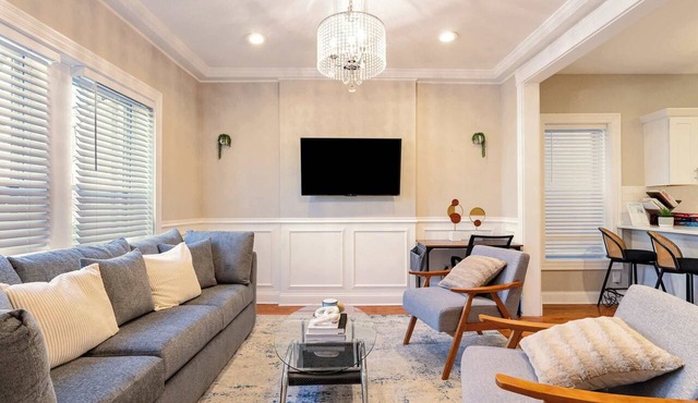 3BR Modern Condo near Wrigley/Dwtn +Free Parking
