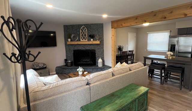 4-Bedroom 2-Bath House Walking Distance to Eureka College