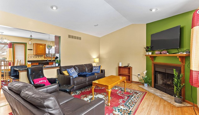 4-bedroom Suburban Retreat in wonderful Warren with 2 full kitchens and 2.5 bath