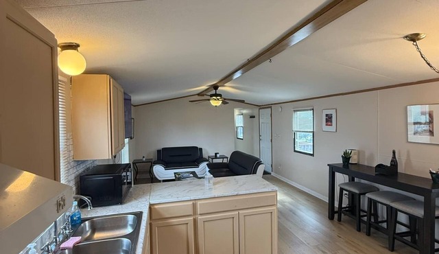 420 Oasis - Charming 3 bed 2 bath Home, WiFi - 420 Friendly