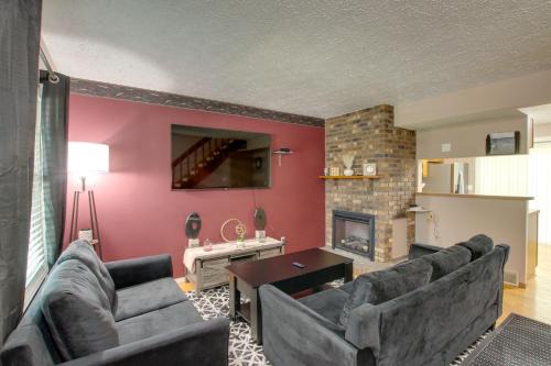 5 Mi to Downtown Davenport! Townhome w/Patio