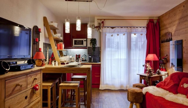 50m from resort center, 2nd floor, view street, balcony, 26m², Brides Les Bains