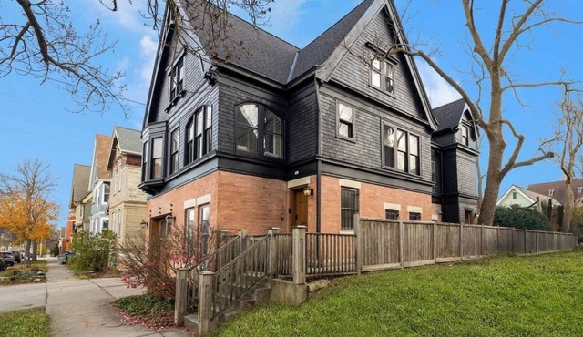 5BR Luxury Retreat With Huge Garage & 3 King Beds!