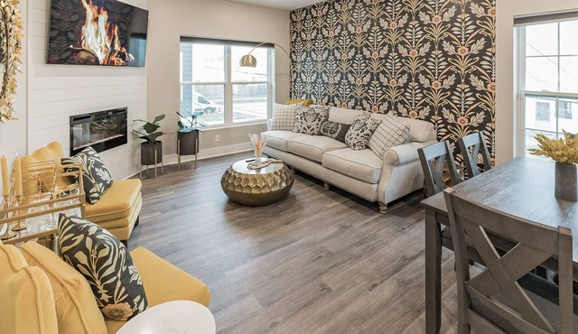 8 min to CWS! 3 bed 4 bath Townhouse w porch& rooftop deck- 5 min to Downtown!