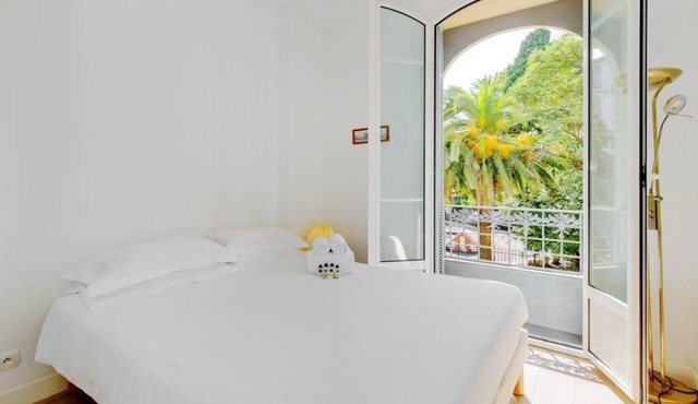 A beautiful apartment tastefully decorated .
