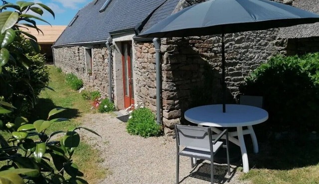 A Breton house located 10 minutes from the sea and the GR34 trail on the road to Pointe du Raz.