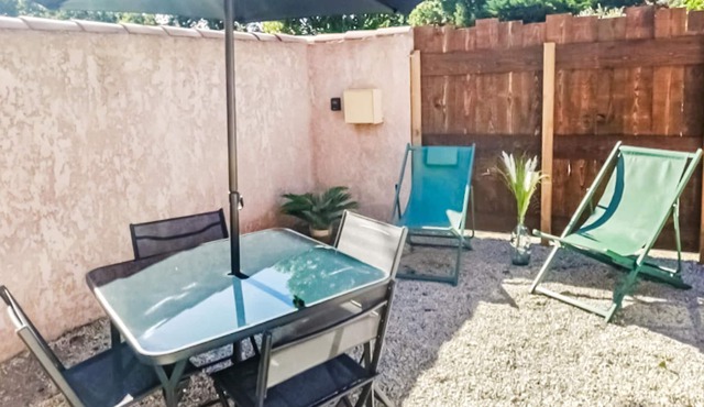 A charming apartment with separate entrance at the foot of the Alpille and at the gates of the Camar