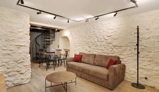 A Cosy 1-BR/1BA Duplex in Montmartre