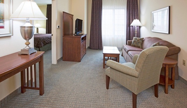 Accessible 1-BR Queen Suite w/Roll-In Shower