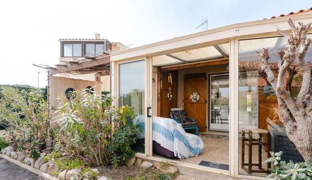 Air-Conditioned Cottage near Beach with Pool, Sleeps 5
