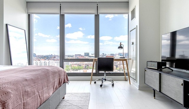 Airy West Loop Studio w/Gym, Pool, Coworking, walk to UIC, by Blueground