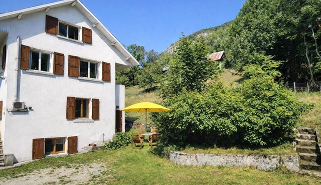 Alpine family home - 8 people- Walled garden - Mountain view - Massif des Bauges