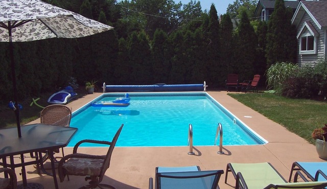 Amazing in ground Pool, 5 bedroom 3 bath, Short Walk to Town and Beach