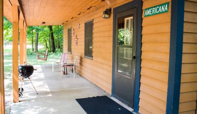 Americana cabin near Starved Rock at Kishauwau Cabins - Romantic 2 person cabin