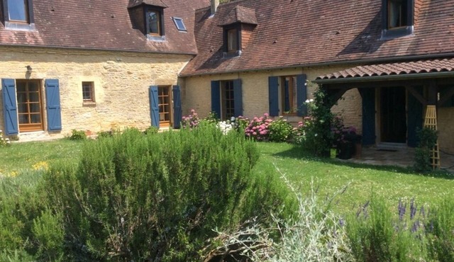 Authentic Périgourdine, spacious and charming, with flower-filled garden in Sergeac