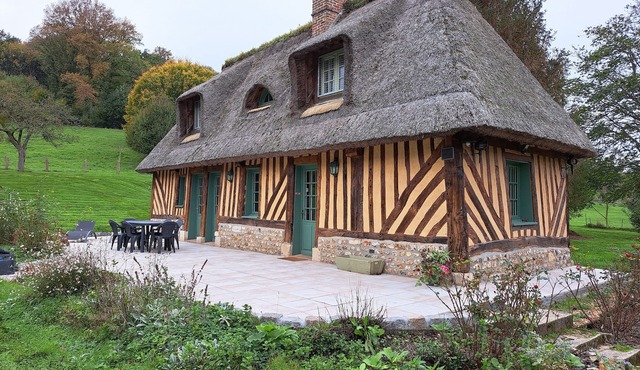 Authentic thatched cottage near Honfleur