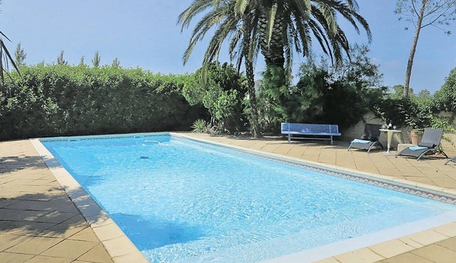 Awesome home in Arles