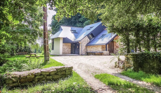 Awesome home in Bannalec with WiFi