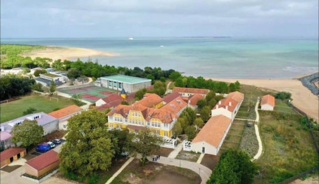 Beach 50m away - sleeps 8 - top quiet residence
