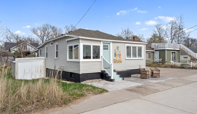 Beach Cottage Steps from the water PROMOTION ADDED FOR July 15-17