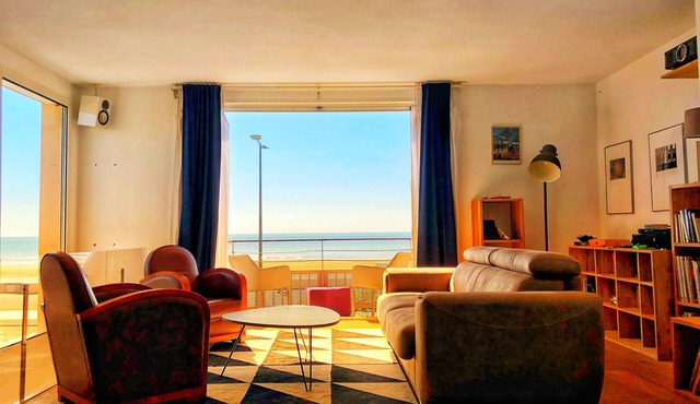 Beachfront cocooning vacation with terrace and amazing sea view