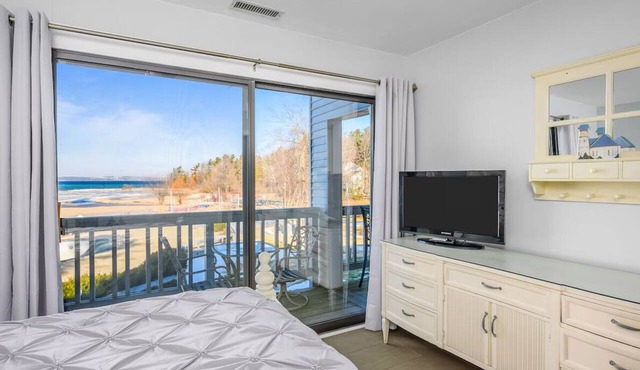 🏖️ Beautiful 2BDR Lake View Getaway @ The Shores ➠ 5579