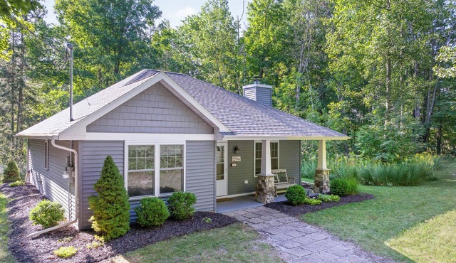 Blue Bear Cottage: Serene Fish Creek Escape