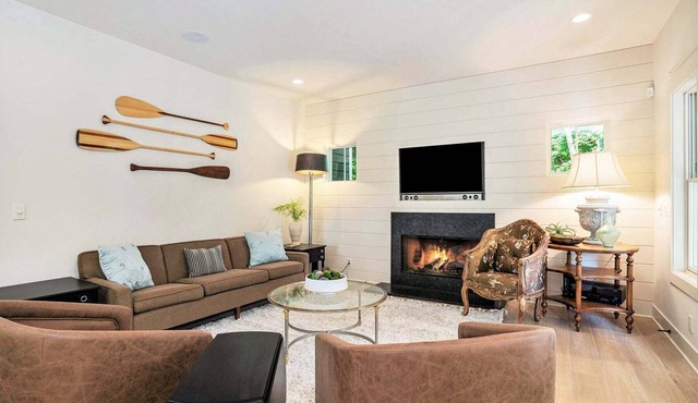 Blue Ivy: Walk to Lake Michigan & Downtown Douglas, Bike Path, Fireplace