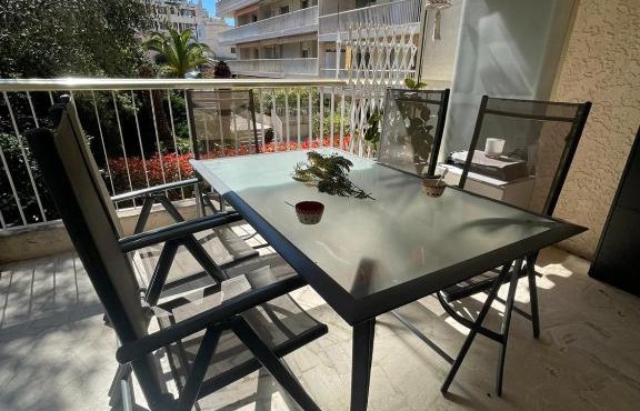 BNB RENTING spacious 1 bedroom apartment in Antibes center with a parking