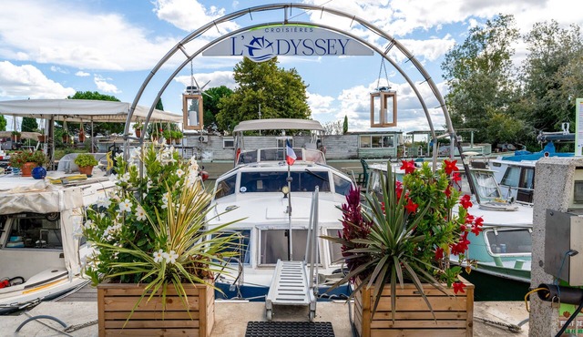 Boat 'Pénichette Odyssey Cruises' with Lake View, Private Terrace and Air Conditioning