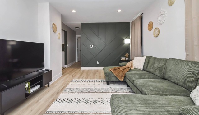 Boho Heights Hideaway: Spacious 4 BR - 2 BA - NEWLY REMODELED! Fully Fenced!