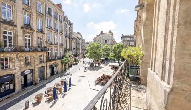 Bordeaux historic center balcony and parking 20€/d