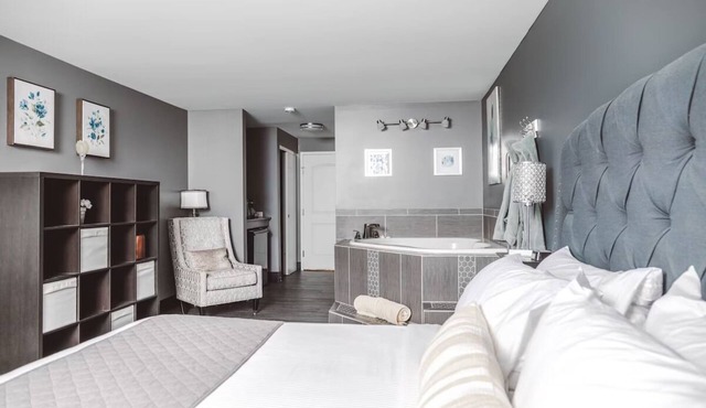 Boutique Comfort l Jacuzzi, Library Lounge, Outdoor Firepits & Near Local Gems