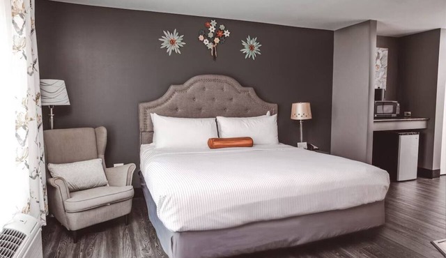 Boutique Hotel with Bonfire Gatherings & Quiet Mornings w/Garden Views