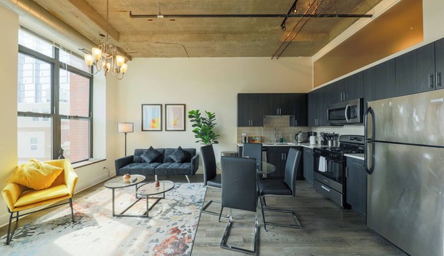 Bright 2BR Retreat near McCormick & Museum Campus