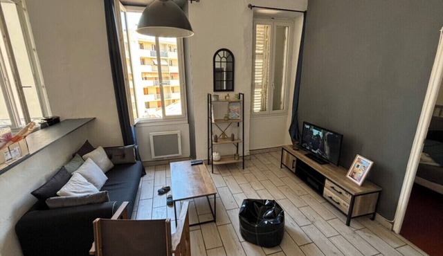 Bright Apartment Near the Beach and Old Port