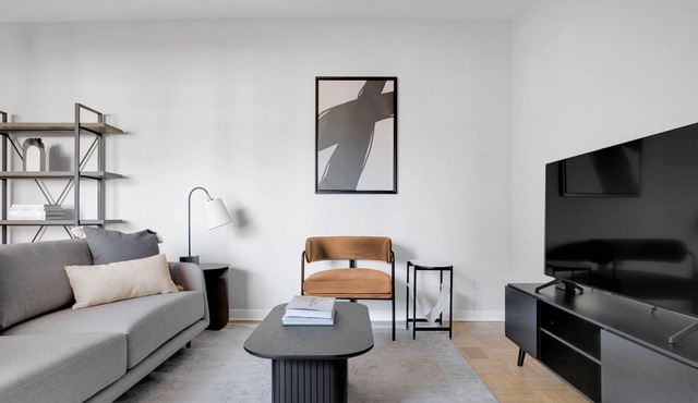 Bright Evanston 2BR, 1 mile from Northwestern campus, by Blueground