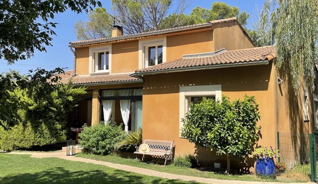 Bright, fully renovated apartment with garden