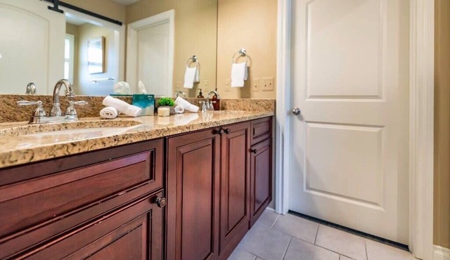 Bright, Spacious Plymouth 4BR - Walk to DT!