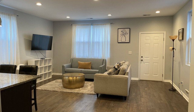 Bucktown Apartment near all amazing restaurants, shops and bar/lounges