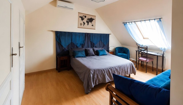 Camaïeu de Bleu Guest Room with Shared Terrace, Wi-Fi, and Air Conditioning