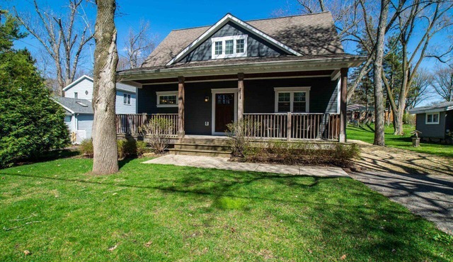 Casa Sul Lago Spacious 5-bedroom house in charming Delavan w/AC Firepit Deck