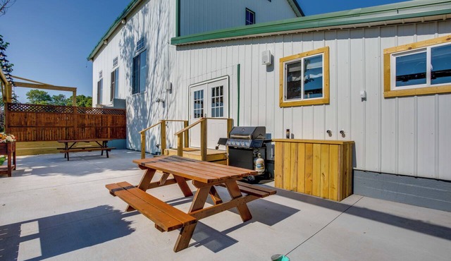 Cast & Relax! Lake-View Fishing Cabin in Monmouth