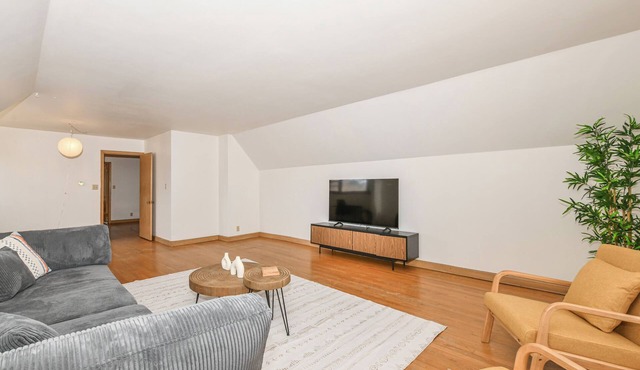 Central Spacious Unit: Pet Friendly W/King Bed