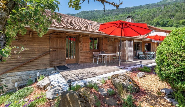 Chalet Iris with jacuzzi in chalet in the heart of the Thônes Valley