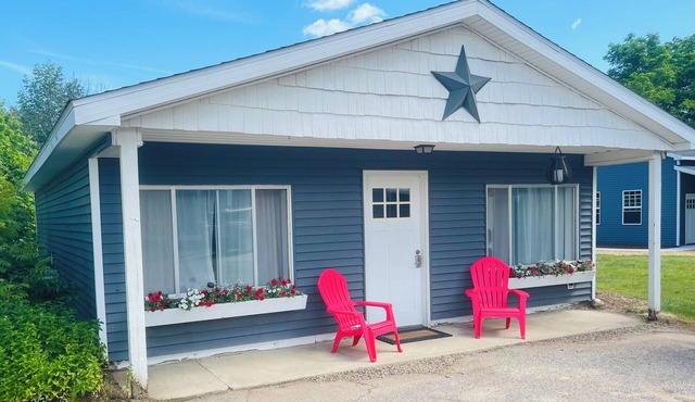 Charming 2-bedroom cottage with WiFi, AC in fabulous Elk Rapids